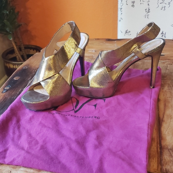 Gold Diane Von Furstenberg Zia II heels.  Size 7.5 - Picture 2 of 2